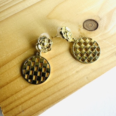 Brincos Dourados Flor e Xadrez | Elegância Radiante e Toque Moderno