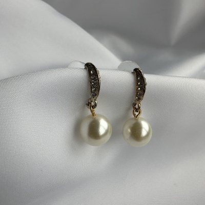 Brincos pendentes com pérolas e gancho dourado com pedras brilhantes