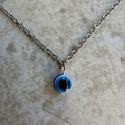Fio Prateado com Olho Grego Azul: Proteção e Elegância num Acessório Único