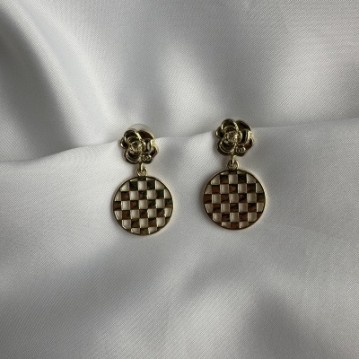 Brincos Dourados Flor e Xadrez | Elegância Radiante e Toque Moderno