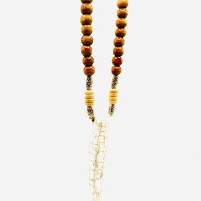 Colar de Contas de Madeira com Pingente de Dente