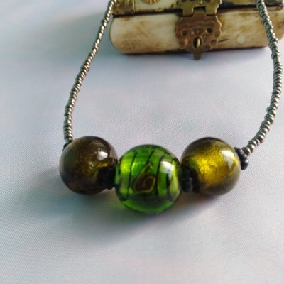 Colar com discreta flor.