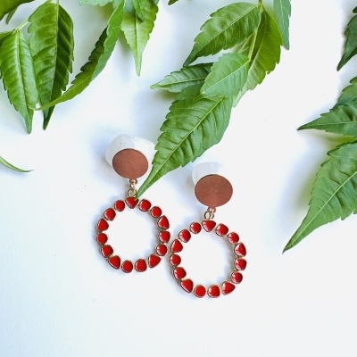 Brincos esmaltados azul ou vermelho com aro dourado – Elegância intemporal com envio grátis