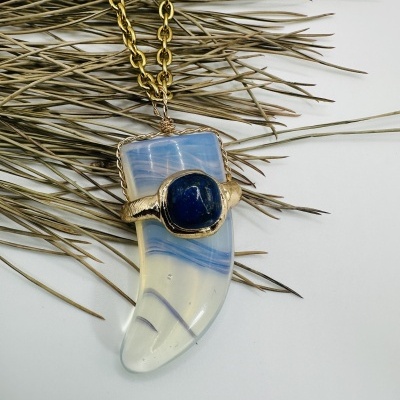 Colar Dourado com Corno: Elegância com Energia e Estilo!