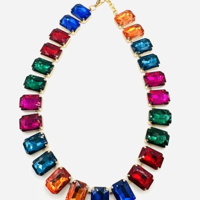 Colar Curto e Colorido com Strass – Para Brilhar em Qualquer Festa