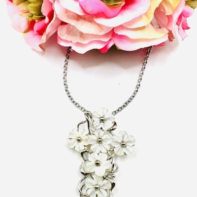 Colar com Cruz Flor de Madrepérola: A Elegância da Natureza em Cada Detalhe!