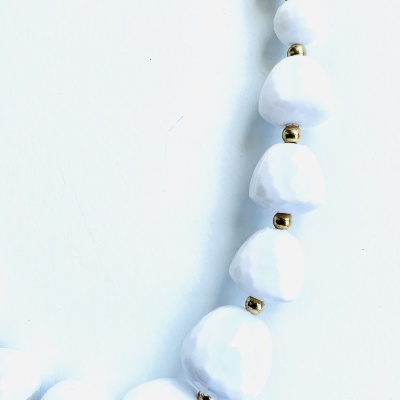 Colar Exclusivo Branco e Dourado - Pureza e Brilho