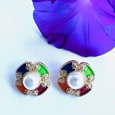 Brincos Esmaltados com Pérola e Acabamento Dourado – Elegância Clássica com Toque de Cor Brincos Esmaltados com Pérola e Acabamento Dourado – Elegância Clássica com Toque de Cor