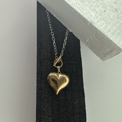 Colar Coração Dourado – Amor e Sofisticação em Cada Detalhe 💛✨