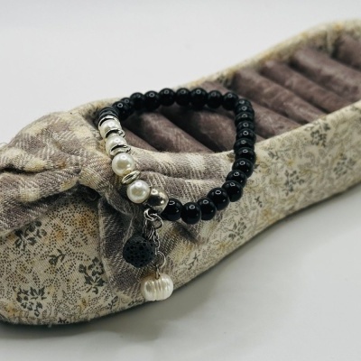 Pulseira com contas pretas e pérola