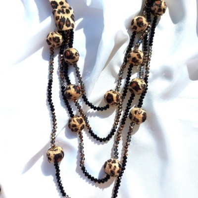 Deslumbrante colar animal print