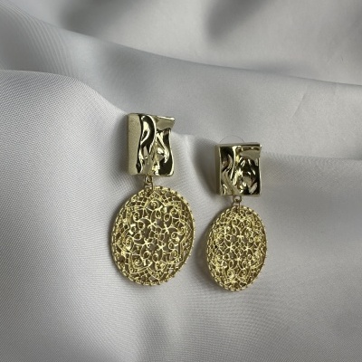 Brincos Dourados com design de Filigrana.