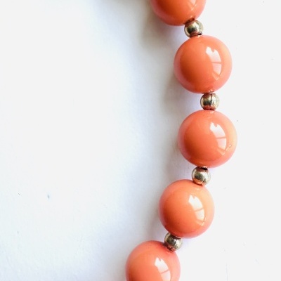 Colar Coral Brilhante com Contas Grandes em Resina – Elegância Vibrante com Portes Grátis