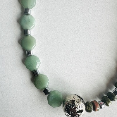 Colar Artesanal com Pedras Naturais Verdes e Detalhes em Aço – Design Exclusivo Rafi | Elegância Intemporal em Cada Estação