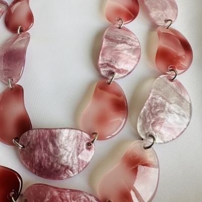 Colar rosa com peças irregulares translúcidas e marmoreadas