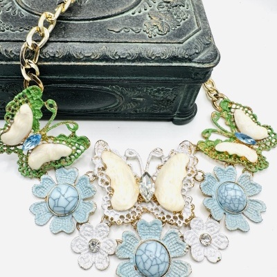 Colar Dourado com Borboletas e Flores Colar Dourado com Borboletas e Flores