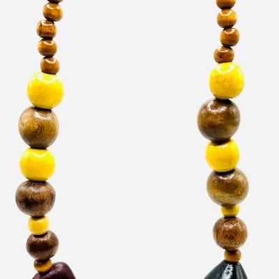 Colar de contas de madeira amarelas, castanhas e pretas com formas variadas