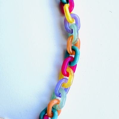 Colar "Explosão de Alegria": Celebre a Sua Essência Vibrante