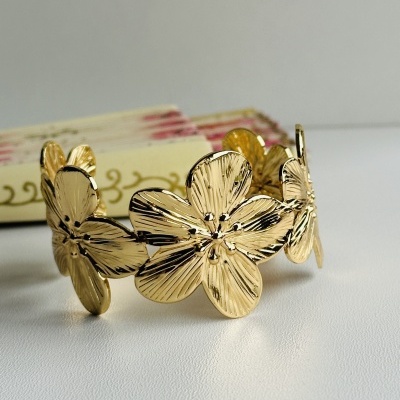 Pulseira em Aço Dourado com Flores – Sofisticação e Leveza Pulseira em Aço Dourado com Flores – Sofisticação e Leveza