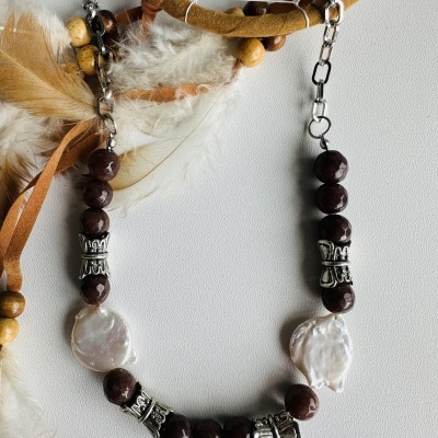 Colar de Ágatas Castanho, Pérolas e Contas de Metal