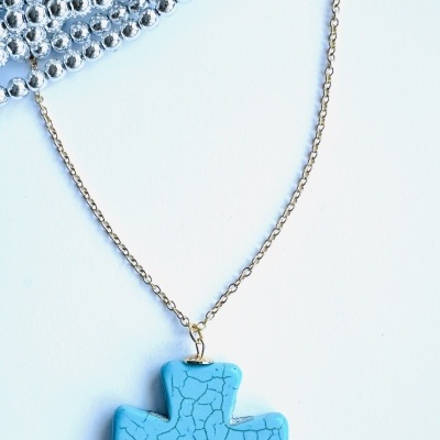 Colar com pendente em cruz azul e contas prateadas