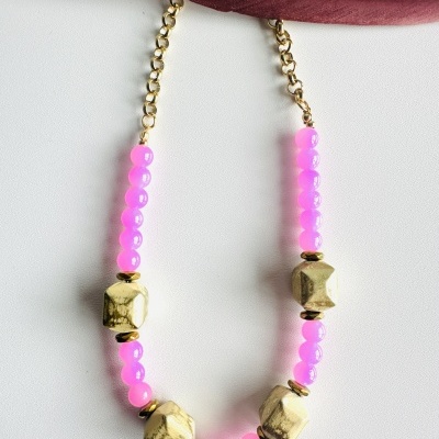 Colar Rosa Neon com Esferas Douradas – Design Exclusivo da Rafi | Tendência Vibrante e Elegante