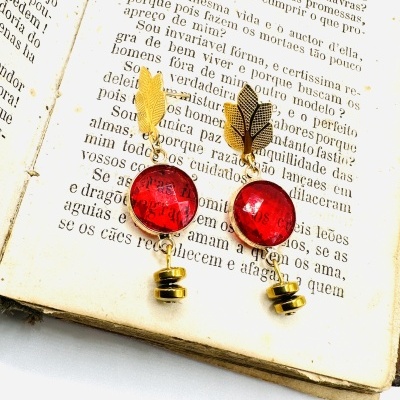 Brincos em aço com cristal vermelho.