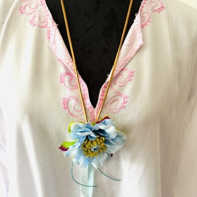 🌸Acessório Exclusivo Flor Vibrante e Fio Ajustável | Versatilidade e Alegria! 🌸 🌸Acessório Exclusivo Flor Vibrante e Fio Ajustável | Versatilidade e Alegria! 🌸