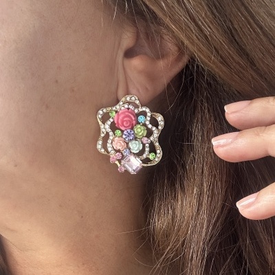 Maravilhosos brincos com flores.