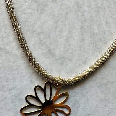 Colar em Aço Dourado com Pendente - Jóia Radiante e Versátil