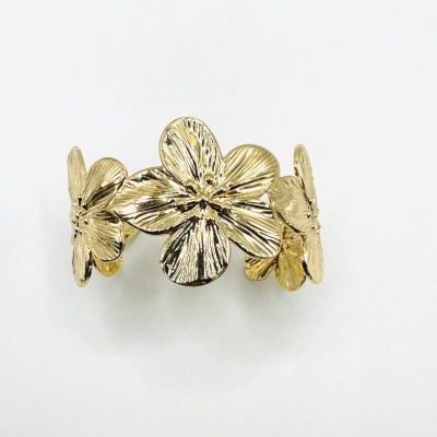 Pulseira em Aço Dourado com Flores – Sofisticação e Leveza Pulseira em Aço Dourado com Flores – Sofisticação e Leveza