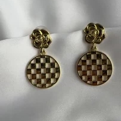 Brincos Dourados Flor e Xadrez | Elegância Radiante e Toque Moderno