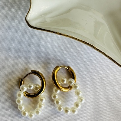 Argolas em Aço com Pérolas Mini: Um Toque Clássico e Sofisticado!