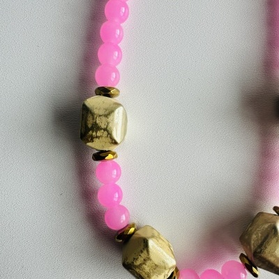 Colar Rosa Neon com Esferas Douradas – Design Exclusivo da Rafi | Tendência Vibrante e Elegante