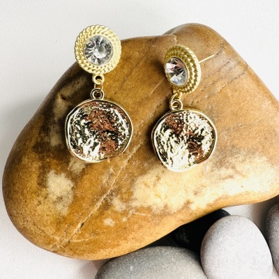 Brincos Dourados com Pêndulo Martelado Redondo - Elegância com Toque Artesanal