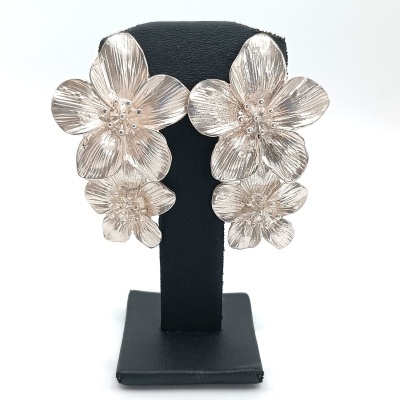 Deslumbrantes brincos com flores.