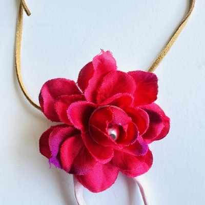 Colar "Flor da Liberdade": O Seu Brilho Natural e Autêntico (Design Exclusivo Rafi Store)