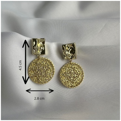 Brincos Dourados com design de Filigrana.
