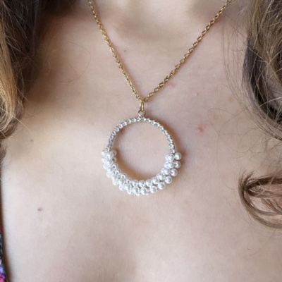 Fio em Aço Dourado com Pêndulo em Forma de Aro, Pérolas Mini e Zircónias