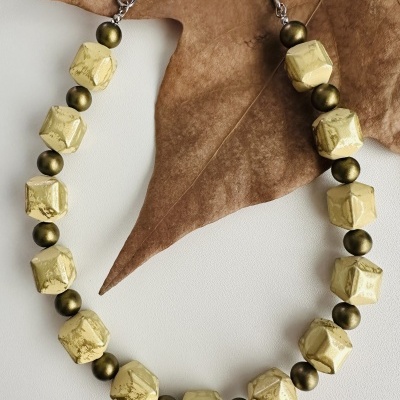 Colar Dourado Geométrico – Sofisticação e Modernidade! ✨💛