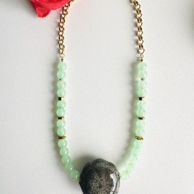Colar com Pedra Central Cerâmica e Pedras Naturais Verde Água – Design Exclusivo da Rafi | Sofisticação Artesanal para Todas as Estações