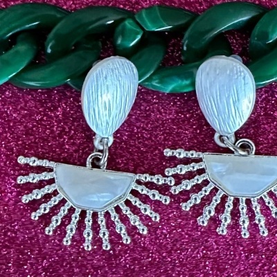 Brincos Prateados com Design de Raio de Sol