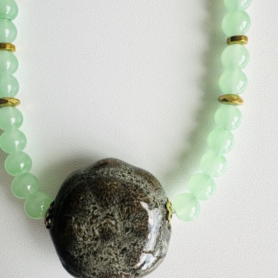 Colar com Pedra Central Cerâmica e Pedras Naturais Verde Água – Design Exclusivo da Rafi | Sofisticação Artesanal para Todas as Estações