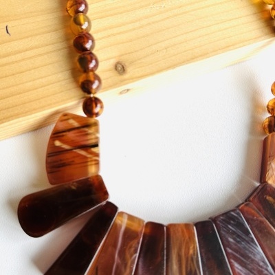 Gargantilha Com âmbar. Ouse!