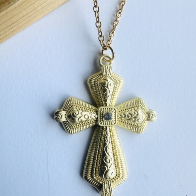 Colar em aço com cruz dourada com zircónia – Um símbolo de fé, força e elegância intemporal