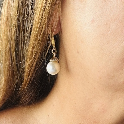 Brincos Dourados com Pérola Sintética e Zircónias – Sofisticação e Empoderamento