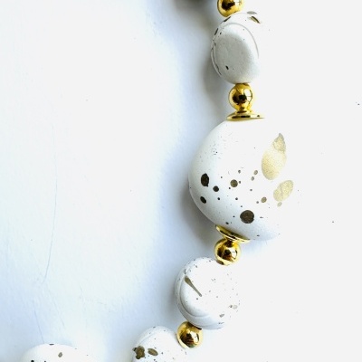 Colar Exclusivo Branco Salpicado a Dourado - Elegância e Sucesso Colar Exclusivo Branco Salpicado a Dourado - Elegância e Sucesso