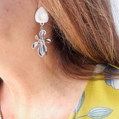 Brinco pendente com base branca e adereço prateado em forma orgânica