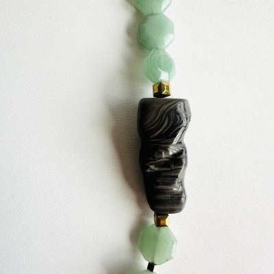 Colar em Aventurina Verde, Pérolas Naturais e Pedra Esculpida – Design Exclusivo da Rafi