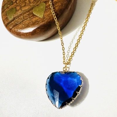 Fio em aço dourado com Pingente de Coração: Acessório que Une Elegância e Sentimento